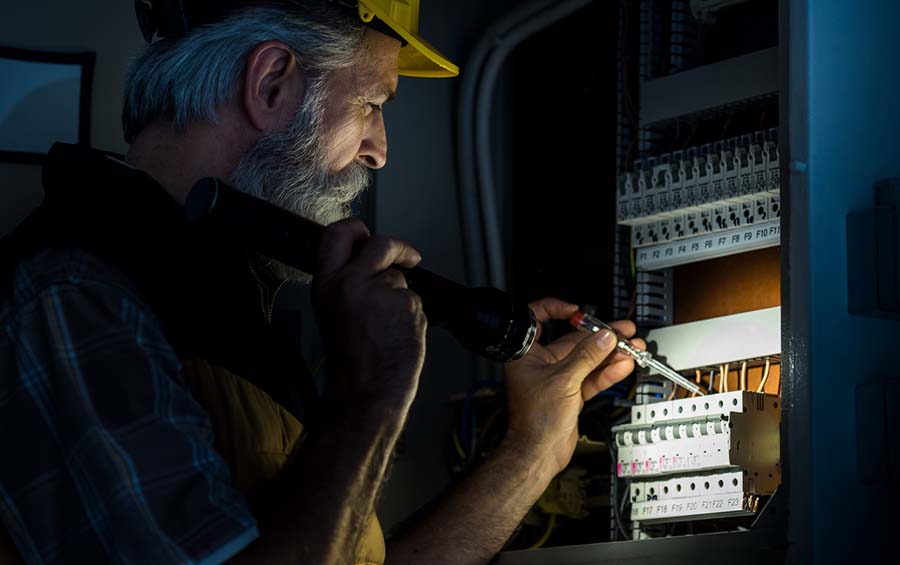 Electrician In The Dark Lg