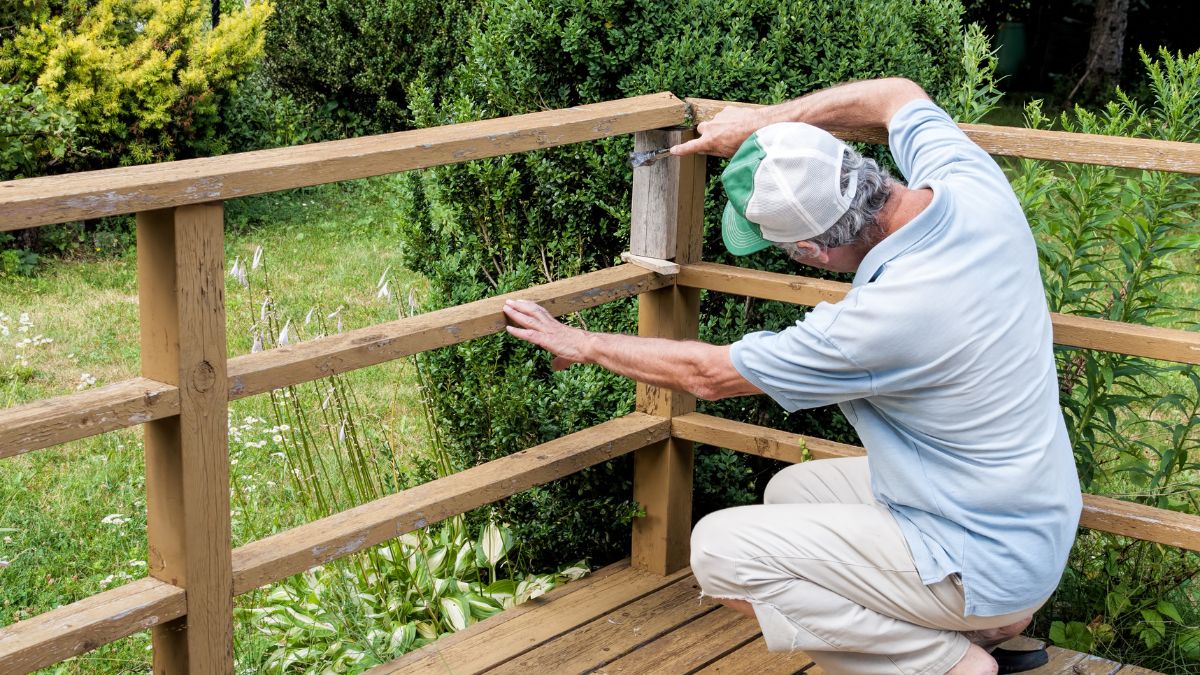 how tall is a deck railing